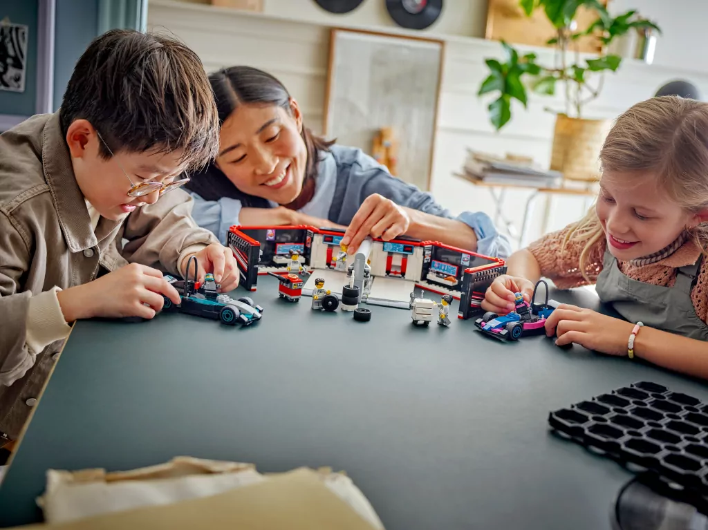 LEGO® City. F1® Garaż i bolidy Mercedes-AMG i Alpine 60444 - tantis.pl