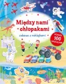 Zabawa z naklejkami. Między nami chłopakami - tantis.pl