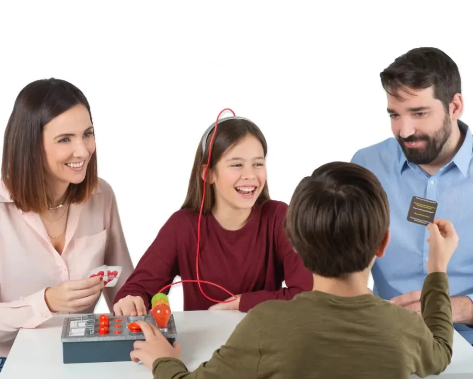 Kto kłamie? Gra interaktywna - tantis.pl