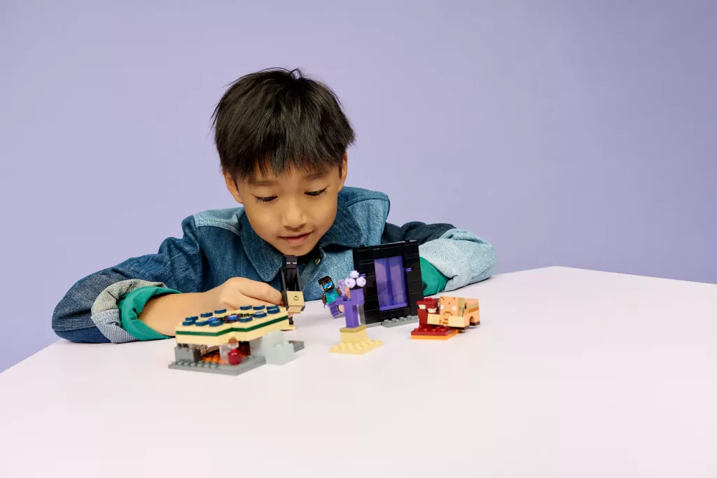 LEGO® Minecraft. Podróż przez portal netheru 21584 - tantis.pl