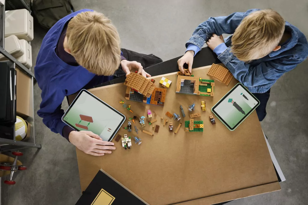 LEGO® Najazd przywoływaczy na wioskę 21596 - tantis.pl
