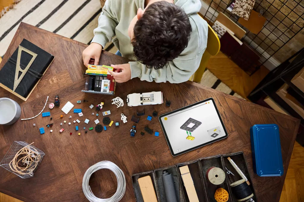 LEGO® Multiwersum: Miles Morales kontra Spot 76311 - tantis.pl