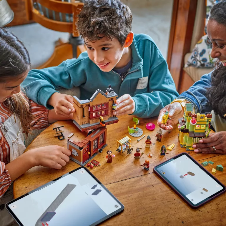 LEGO® Harry Potter. Markowy sprzęt do quidditcha™ i lodziarnia 76452 - tantis.pl