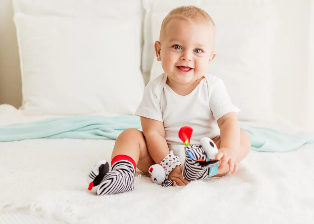 Zestaw skarpetki i grzechotka na rączkę - tantis.pl