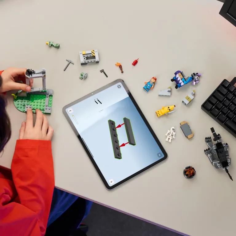 LEGO® Fortnite Skórek i Iskra oraz obóz 77075 - tantis.pl