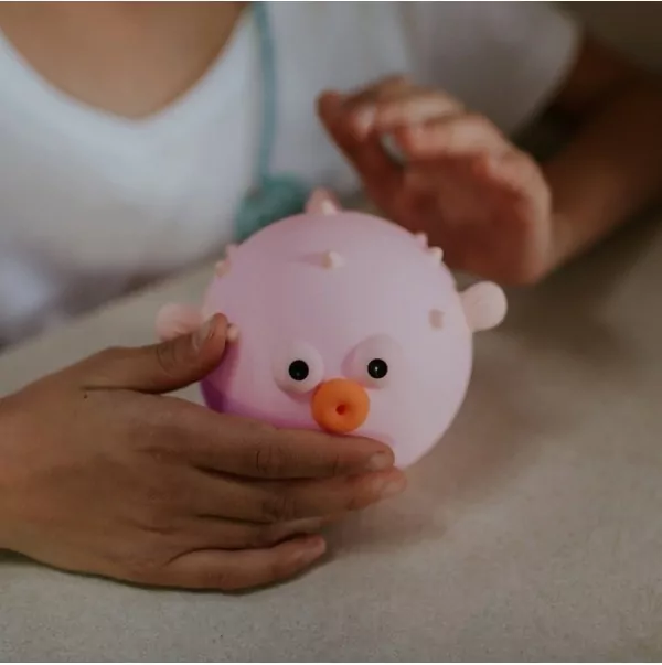 Lampka nocna LED Rybka rozdymka różowa - tantis.pl