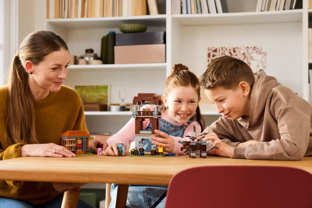 LEGO® Minecraft. Kryjówka rozbójników i dewastatorów 21278 - tantis.pl