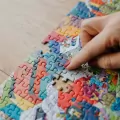 Puzzle 1000. Eye-Spy Sneaky Peekers Amsterdam TREFL - tantis.pl
