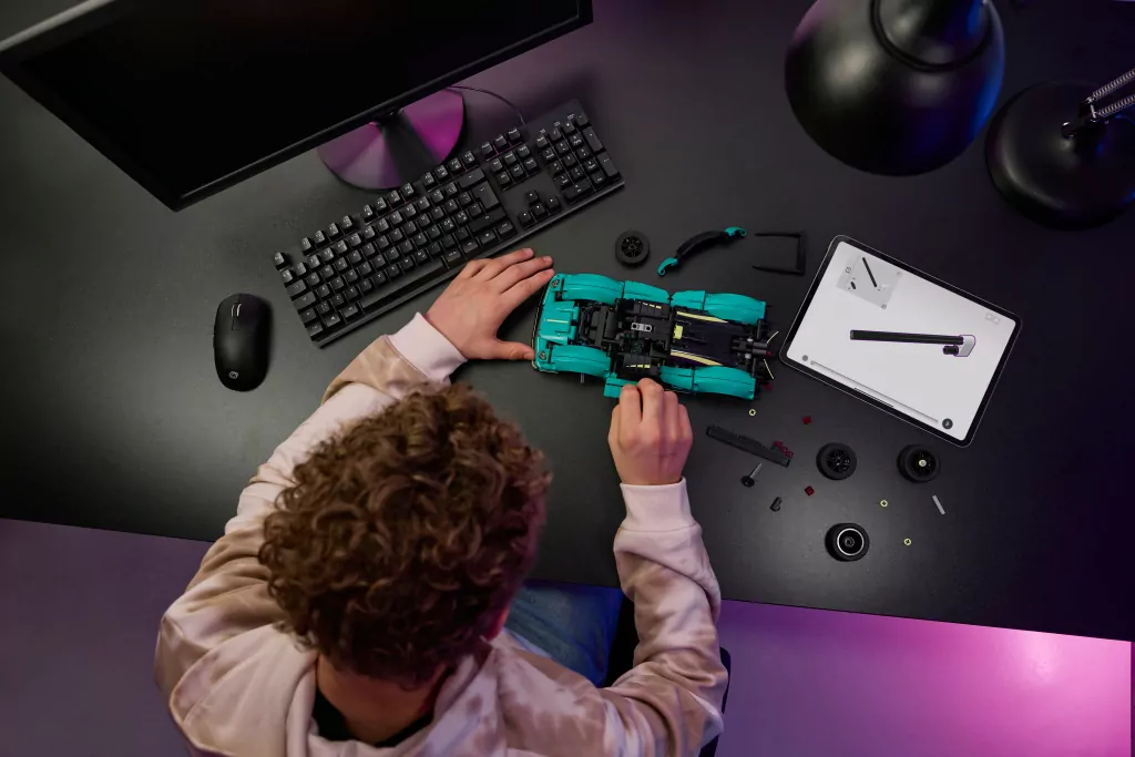 LEGO® Technic. Aston Martin Valkyrie 42208 - tantis.pl