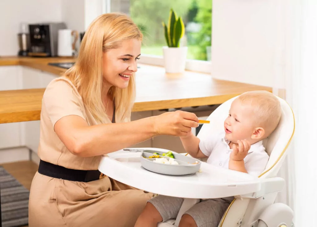 Silikonowy Talerz i sztućce. Wieloryb szary - tantis.pl