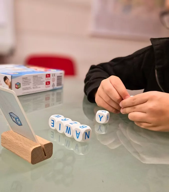 Kostka po kostce. Pisanie 6 kostek. Gra edukacyjna Montesori - tantis.pl