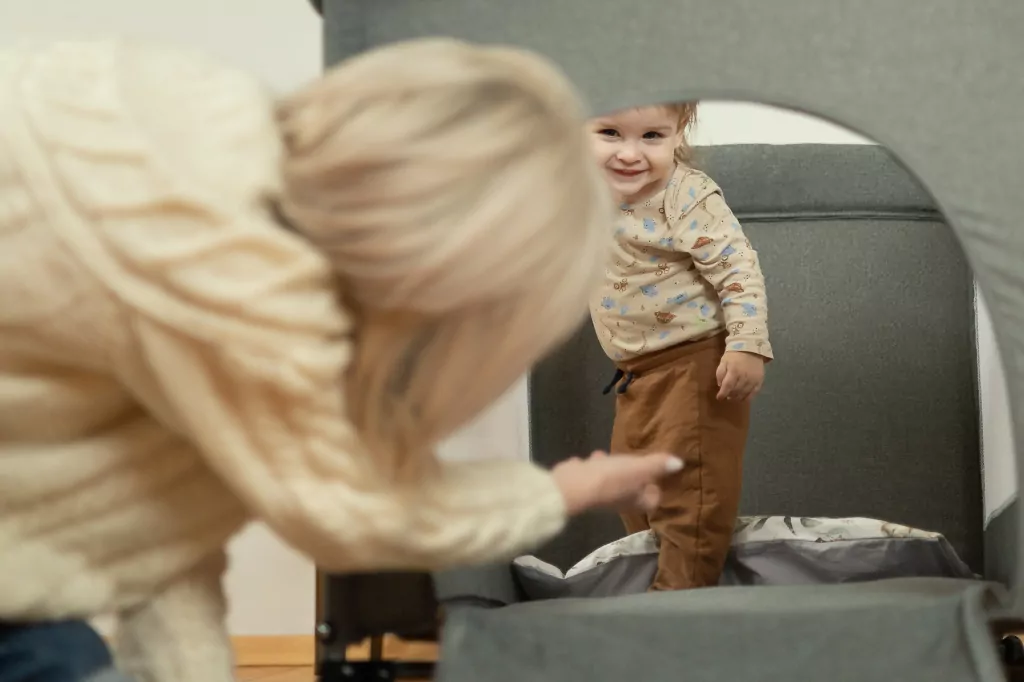 Caretero Łóżeczko turystyczne Esti opuszczany bok szare - tantis.pl