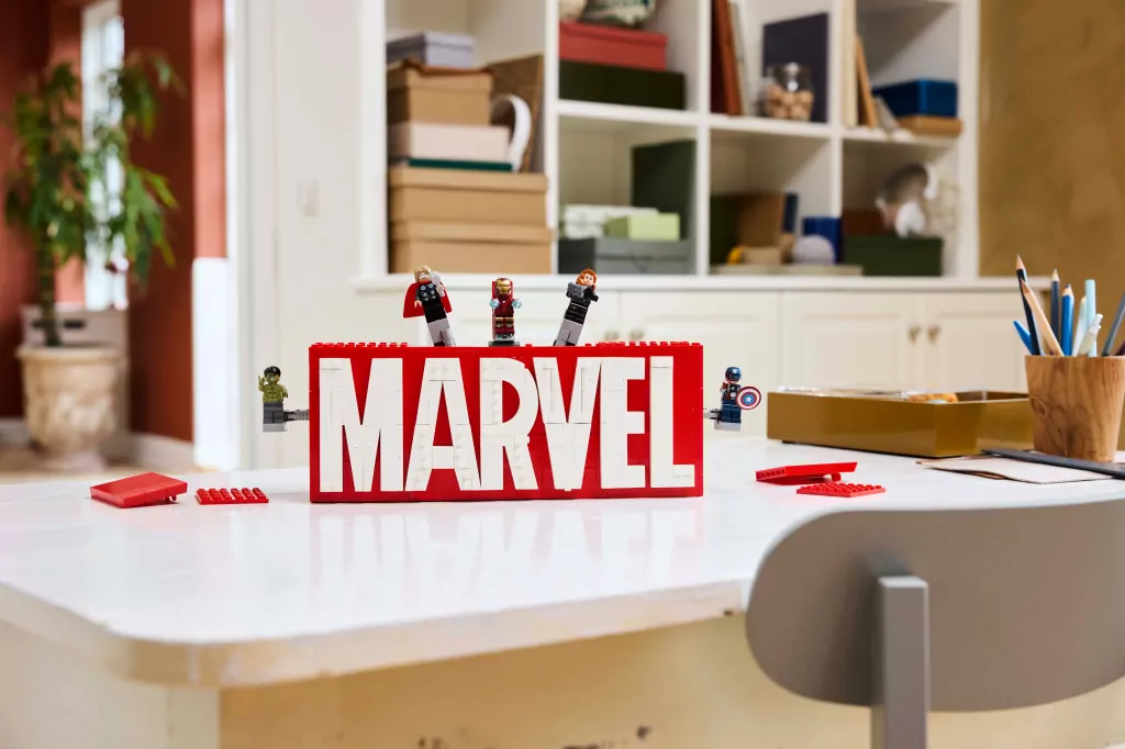 LEGO® SUPER HEROES 76313 Logo MARVEL z minifigurkami - tantis.pl