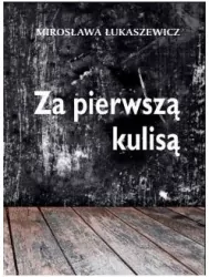 Za pierwszą kulisą
