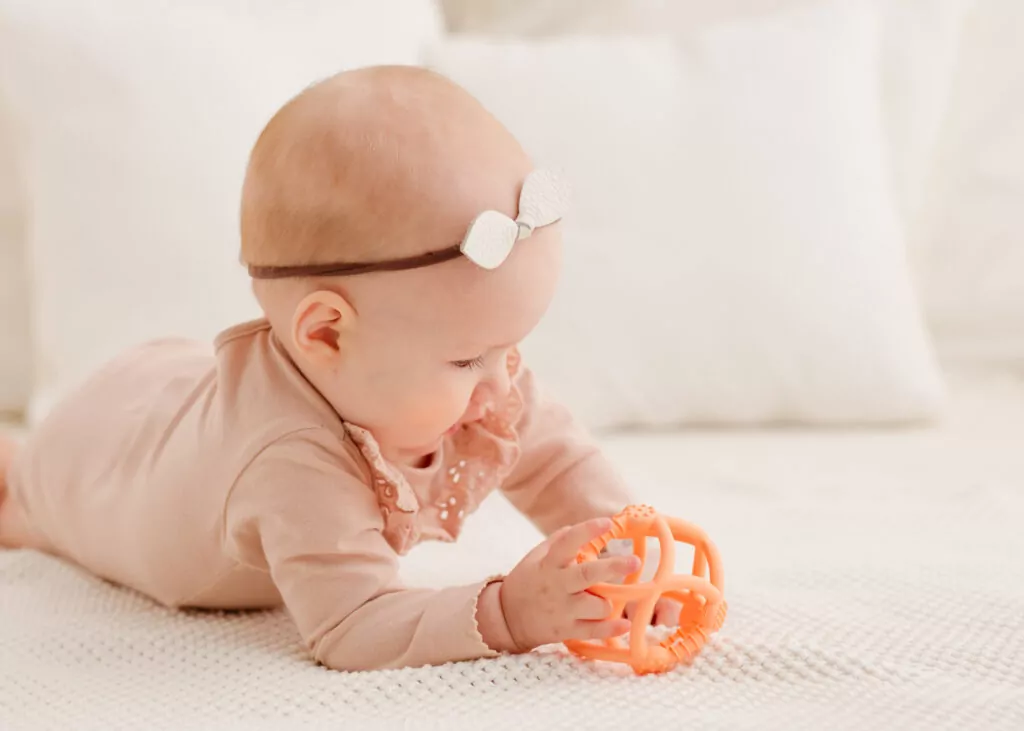 Gryzak dla dzieci piłka brzoskwiniowa - tantis.pl