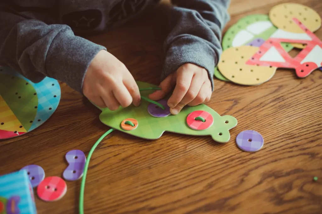 Przeplatanki. Zestaw do kreatywnej zabawy. Pojazdy - tantis.pl