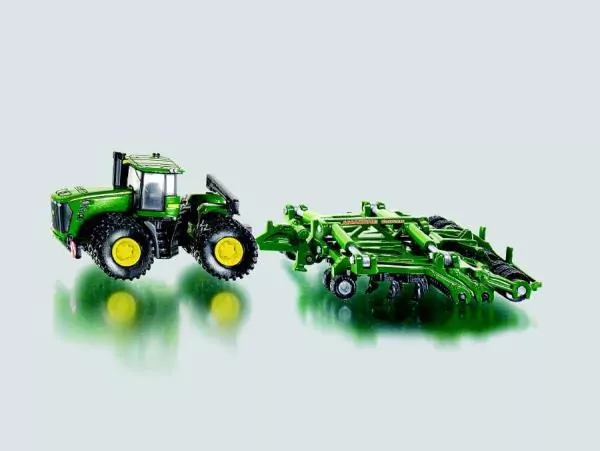 Traktor z rozrzutnikiem. John Deere - tantis.pl