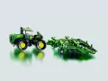 Traktor z rozrzutnikiem. John Deere - tantis.pl
