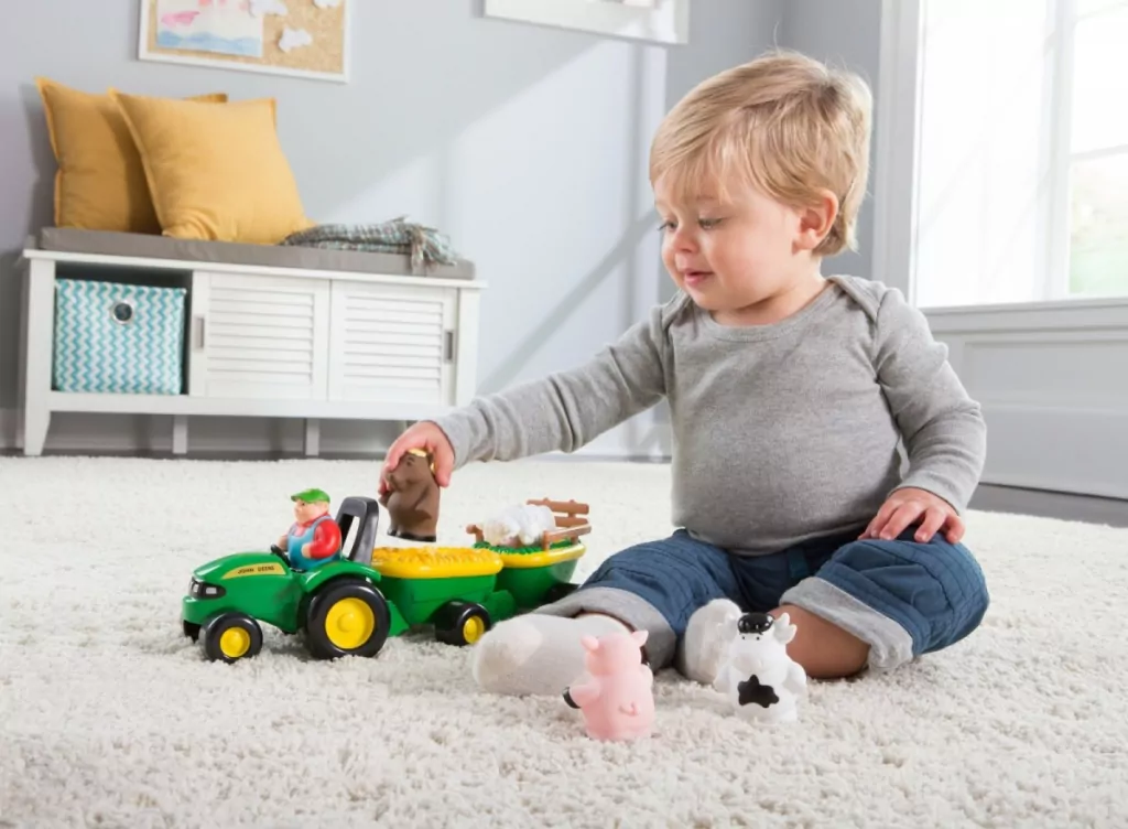 John Deere traktor grający ze zwierzątkami TOMY - tantis.pl